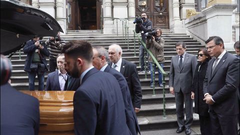 Llegada del fretro a la Junta General del Principado con los restos mortales del que fuera presidente del Principado entre 1999 y 2011, Vicente lvarez Areces, que ha fallecido la pasada madrugada. Lo recibieron el presidente de la Junta General Pedro Sanjurjo (d), el presidente del Principado, Javier Fernndez (3d) y la viuda del fallecido Soledad Saavedra (2d).