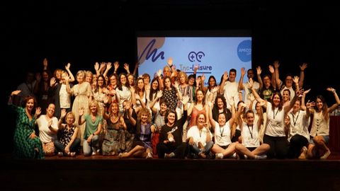 Los asistentes a la jornada posaron al final para una foto de familias