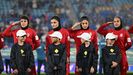 Jugadoras iran�es, durante el himno en la previa del partido ante Filipinas.