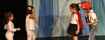 Los alumnos de seis y siete a�os con �Puchi�a vermella� reinventaron el cl�sico infantil con un tono especialmente divertido. 