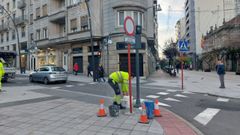 Operarios del Concello instalaron ayer la se�alizaci�n de las nuevas calles peatonales. En la foto, la de San L�zaro, que acab� trasladada de sitio por la tarde.