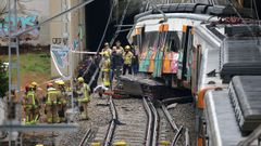 Equipos de emergencia en el lugar del accidente del tren de Rodalies