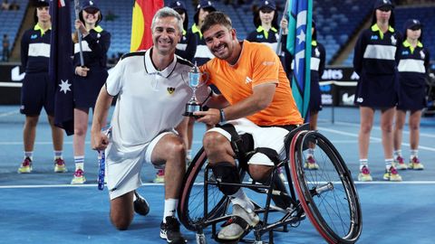 Mart&iacute;n de la Puente, con el trofeo de subcampe&oacute;n del Open de Australia, con su entrenador, R&oacute;ber Rodr&iacute;guez