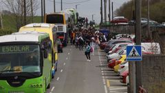 Salida de los alumnos del IES de Cacheiras, en Teo, despu�s de conocerse la suspensi�n de las clases