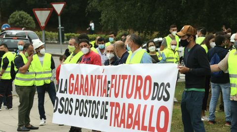 Trabajadores de Ence concentrados delante de la Xunta durante la reuni�n de los comit�s con el conselleiro de Industria
