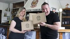 Joel y Maricha posan en su local del barrio de Santa Cecilia, en Nar�n, con �cajitas�.