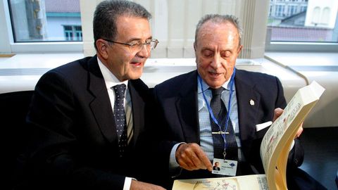 Bruxelas, 2003. O ent�n presidente da Xunta, Manuel Fraga, mant�n un encontro co m�ximo representante da Comisi�n Europea, o italiano Romano Prodi