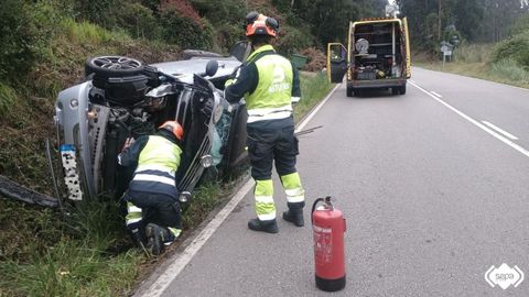 Coche volcado en Goz�n.