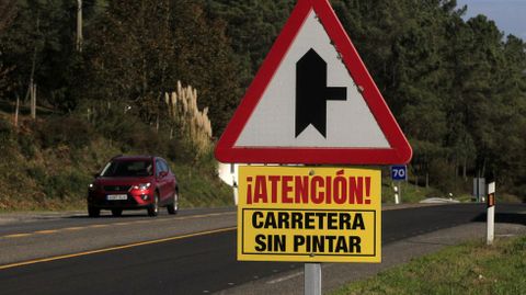 Una se�al de obra en el tramo de la carretera N-540 que pasa por Chantada 