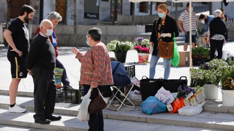 Personas con masacarilla por las calles de Viveiro