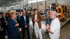 Alfredo Olmedo e Charo Froj�n mostr�ronlle a sede da empresa a Pont�n e Ord��ez.