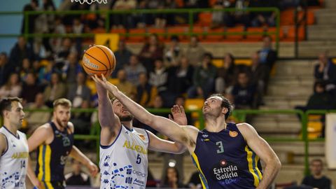 Unai Mendicote (3), jugador del COB.