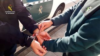 Imagen remitida por la Guardia Civil de una detenci�n