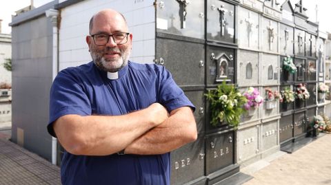 Jos� Rey, p�rroco de Serantes, en el cementerio parroquial.