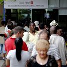 Las colas para pedir el cheque social fueron constantes. 