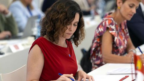 Ayuso defiende su libertad ante pinganillos y no pide que la sigan