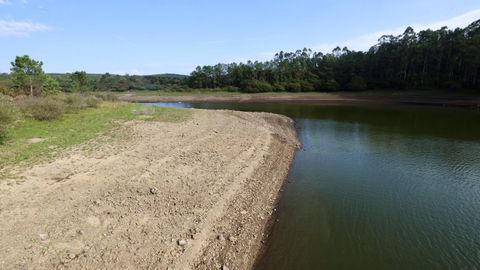 El embalse de A Fervenza, en Vimianzo, con poca agua