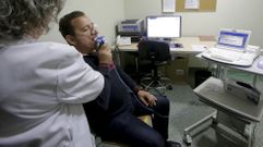 Paciente realizando una espirometr�a en el centro de salud del Ventorrillo