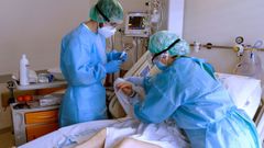 Enfermeros de la planta de Neumolog�a del Hospital P�o del R�o Hortega de Valladolid, realizan el control de uno de los pacientes ingresados con coronavirus