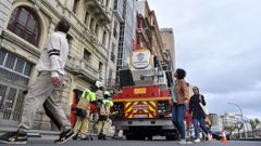 Los bomberos de A Coru�a aseguran la fachada de un inmueble de la calle Primo de Rivera