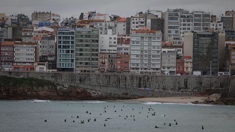 Surfistas en el Orz�n en A Coru�a