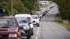 Protesta con coches en O Barco contra la decisi�n de cerrar la venta presencial de billetes en varias estaciones