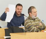 El edil del BNG, izquierda, cuestion� la Conta Xeral. 