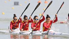 Luc�a Val (segunda por la derecha), con�Sara Ouzande, Daniela Garc�a y B�rbara Pardo, en el K-4.