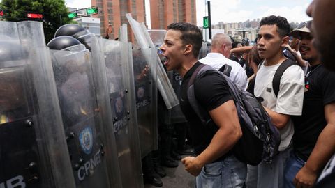Manifestantes increpan a agentes de la polic&iacute;a durante la protesta convocada en Caracas tras la muerte de Carmen Navas