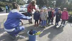 La Fundaci�n Alcoa colabora con el medio ambiente de Cervo con la cesi�n de tres mil �rboles y los escolares con su trabajo. Fotos