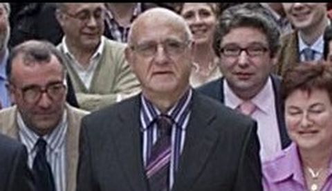 Creus García, en el centro, en un acto celebrado junto numerosos compañeros de Caixa Galicia en Estorde, hace 19 años