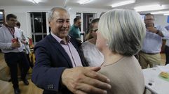 Tom� es felicitado por una de sus compa�eras de candidatura tras su triunfo electoral