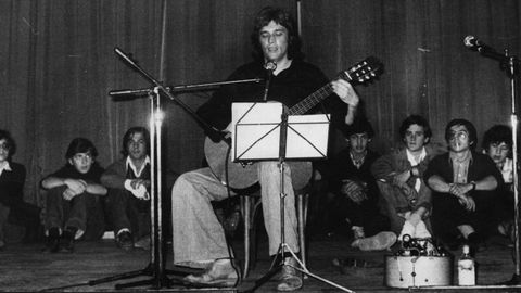 O cantor Miro Casabella nunha actuacin durante os anos 70 na Corua