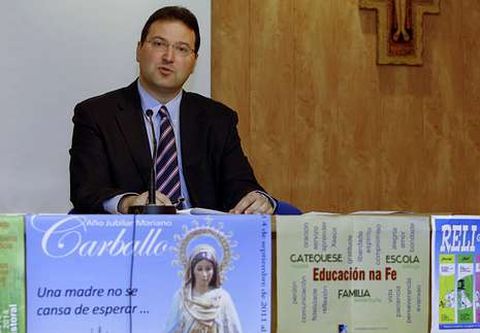 El notario Javier Elbo Ferrant participó ayer en la Semana dos Avós impartiendo una conferencia sobre testamentos, herencias y últimas voluntades.
