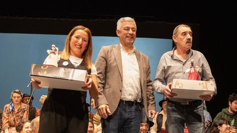 Valent&iacute;n Garc&iacute;a, no centro da imaxe, cos dous finalistas da pasada edici&oacute;n dos Premios Galegos da Regueifa: Lupe Blanco e Suso de Xornes (o ga&ntilde;ador)