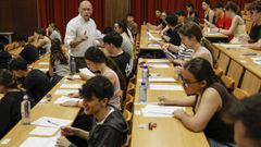 Examen de selectividad en la facultad de Empresariais y Turismo en Ourense
