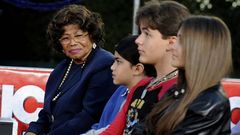 Imagen de archivo tomada el 26 de enero del2012 de la madre de Michael Jackson, Khaterine, mirando a sus nietos