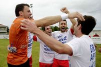 Jugadores del Ribadeo celebrando el ascenso en Carral.
