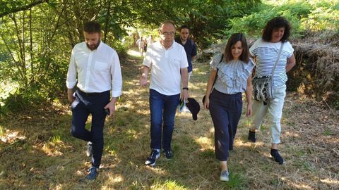 El alcalde de Santiago, Xos� S�nchez Bugallo, el delegado territorial de la Xunta de Galicia en A Coru�a, Gonzalo Trenor; y Judit Fontenla, jefa territorial de la Conseller�a de Promoci�n do Emprego e Igualdade, en un recorrido ayer con otras personas en un monte de la ciudad para clausurar el curso Obradoiro de Emprego Creas IV