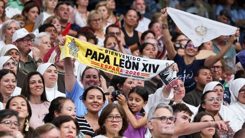 Fieles congregados en el Santiago Bernab�u.