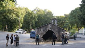 Un tractor impacta contra una capilla en Parga