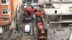 El montaje de la gr�a torre con la ayuda de otra gr�a auxiliar oblig� a cortar parte de la calle In�s de Castro