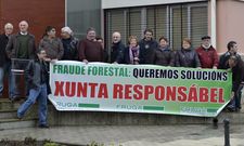 Varios afectados que acudieron a declarar y a contrastar sus firmas se concentraron en el juzgado. 