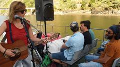 Imagen de archivo de un concierto en un catamarn. 