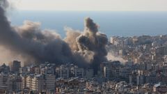 Una nube de humo y polvo se eleva sobre el sur de Beirut a consecuencia de los ataques de Israel en respuesta a Hezbol�