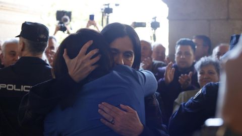 Abrazo entre Elena Candia y Paula Prado a las puertas del consistorio