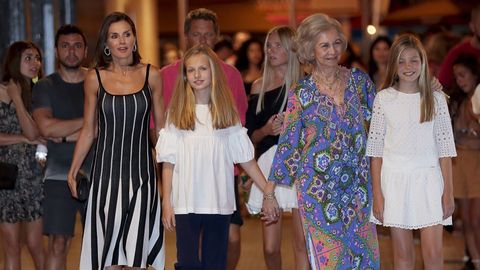 Las reinas Letizia y Sofa, con Leonor y Sofa a la salida del ballet El lago de los cisnes