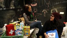 Silvia Montes y Rebeca N��ez en el local de su asociaci�n Abriendo Caminos donde idearon este servicio para familias sin recursos. 
