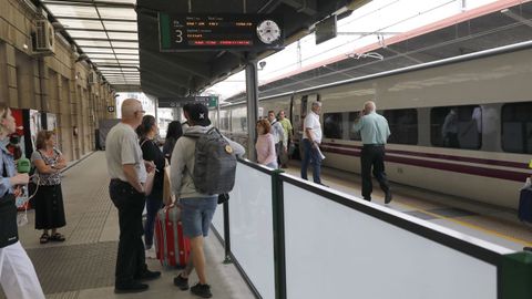 Viajeros esperando en la estacin de tren de Ourense