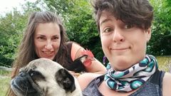 Mar L�pez (izquierda) y Sara Gasc�n, en las instalaciones de Granja Labrada, en As Gra�as do Sor